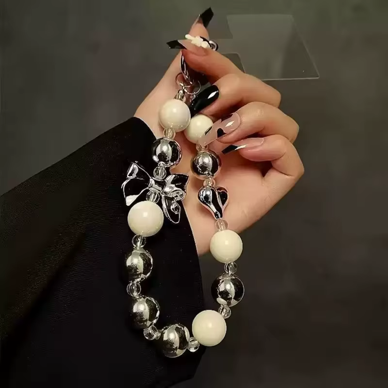 Alça de Pulso para Celular Antiqueda com Pérolas e Argola Metálica – Modelo Laço e Coração Prata